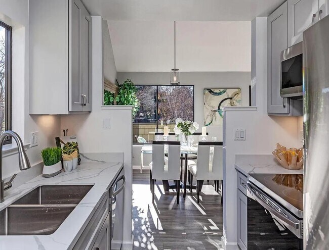 Building Photo - 1157 Shoreline Dr