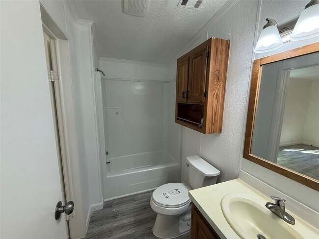 Building Photo - 10621 Parker Dr