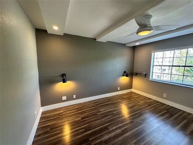 Building Photo - 620 NE 28th St