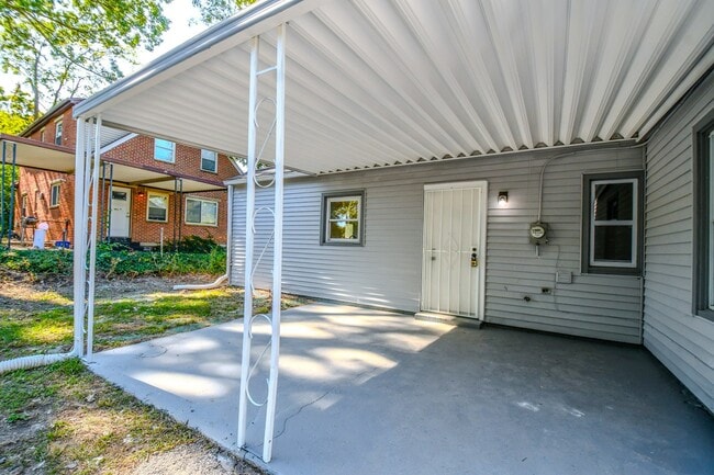 Building Photo - 4126 Sylvan Dr