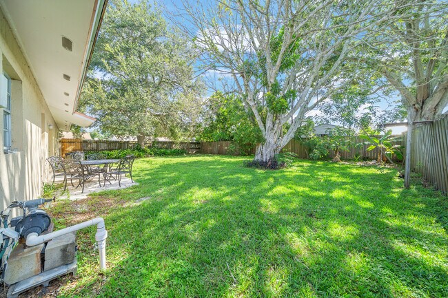 Building Photo - 2147 Sandalwood Dr