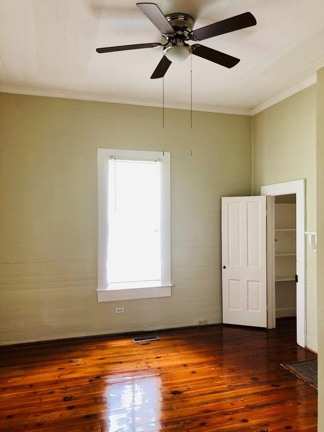 Building Photo - Plum Street-3 bedroom/2 bath home with large rocking chair front porch!