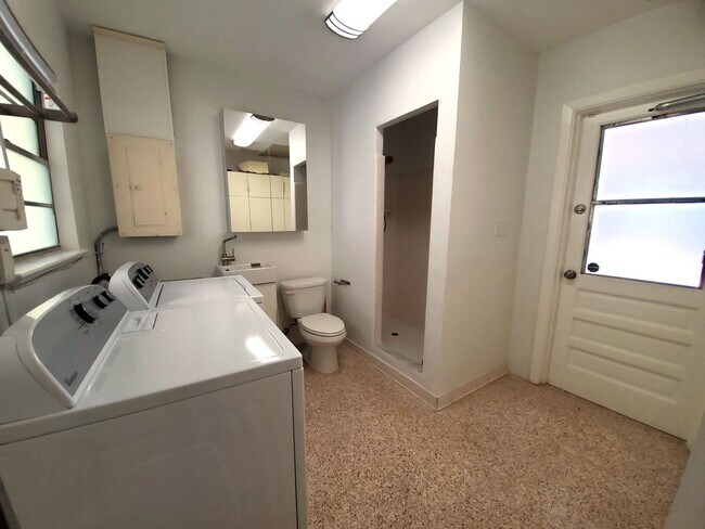 Building Photo - Stunning Pool Home in Sapphire Shores – West of the Trail Near the Ringling Museum