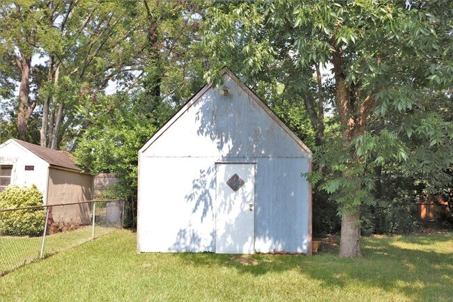 Building Photo - Charming 3-Bedroom + BONUS SUNROOM