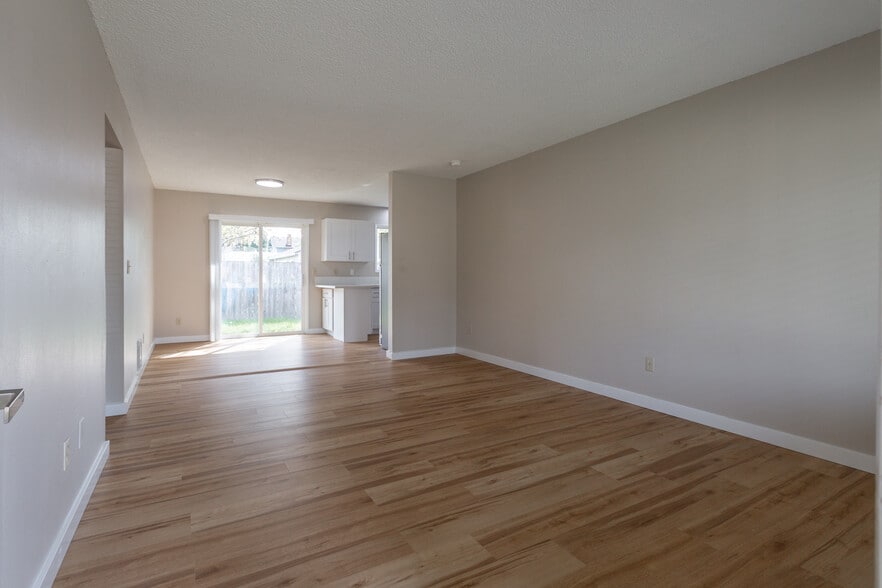 Building Photo - 110 SW Fleishauer Ln