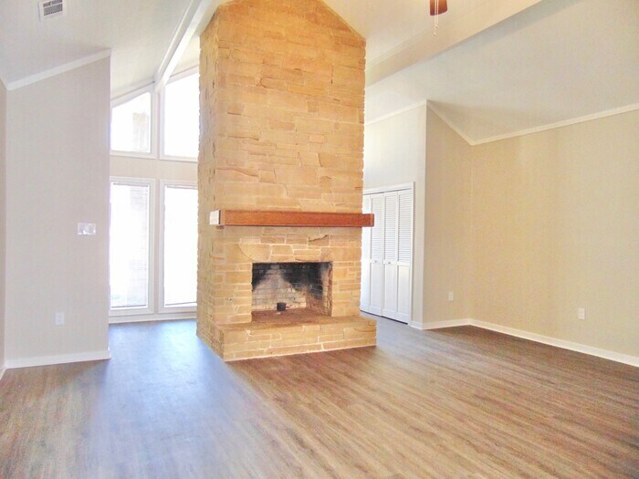 Building Photo - 523 Rusk Dr