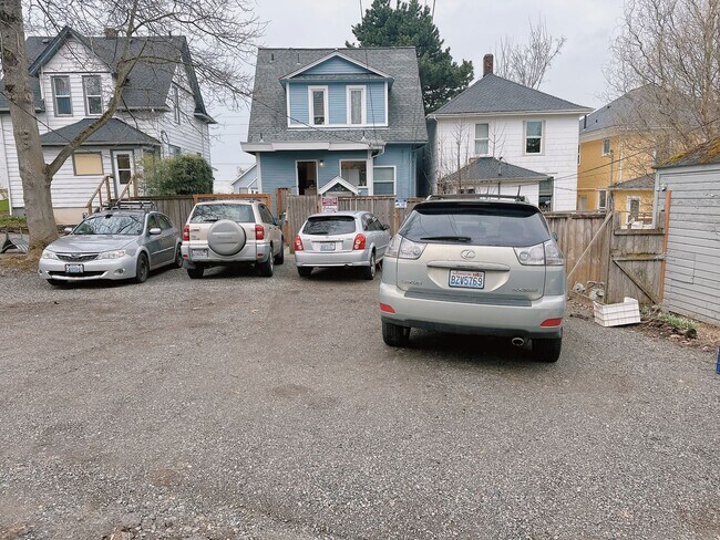 Building Photo - PRELEASING:  5 bdrm/3 bath on High Street!