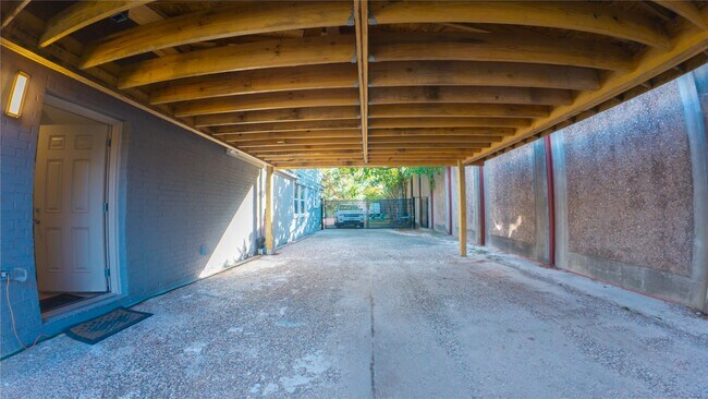 Building Photo - 10326 Meadow Lake Ln