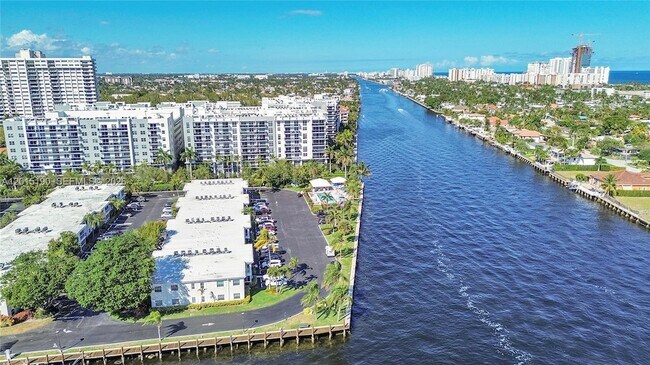 Building Photo - 6273 Bay Club Dr