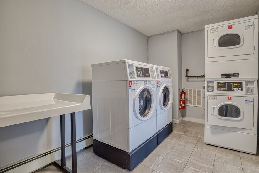 Building Photo - 3 Hallmark Gdns