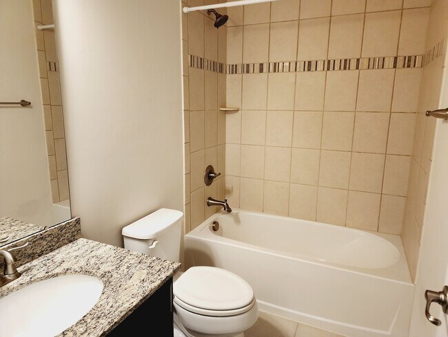 Building Photo - Plaza Midwood Townhome