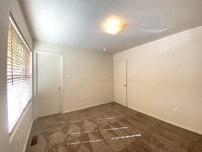 Building Photo - GATED COMMUNITY - 3 Bedroom w/Loft