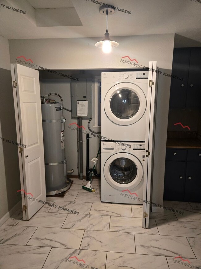 Building Photo - STATUS: AVAILABLE | R76 | $1495 + $100 FLA...