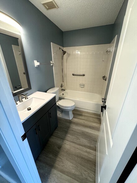 Building Photo - 313 Dirksen Dr