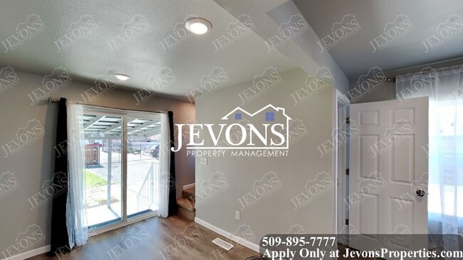 Building Photo - Explore this attractive property in Yakima with 3 bedrooms and 1 bathroom