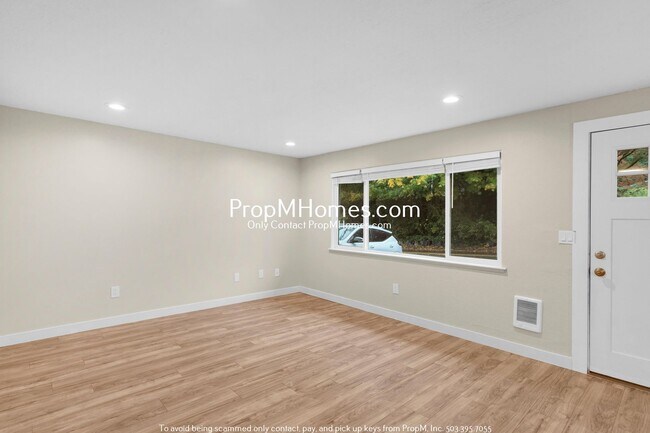 Building Photo - Updated Three Bedroom Duplex in the Heart of Oregon City!