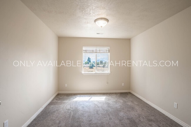 Building Photo - 1380 W Parkside Dr