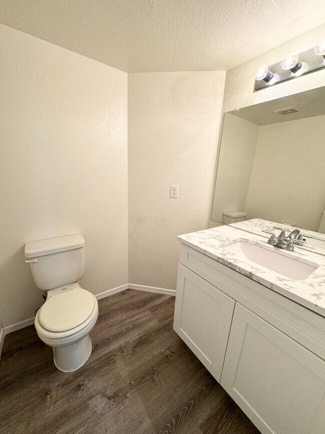 Building Photo - Stunning 4 Bedroom/2.5 Bath Home in Ahwatukee