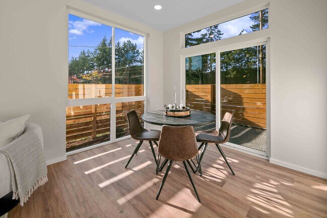 Building Photo - Modern Townhome in Licton Springs – Rooftop Deck & Stylish Living!