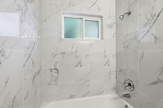Building Photo - FULLY REMODELED MODERN SPACIOUS TOWNHOUSE!!!