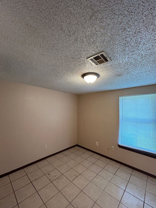Building Photo - 3 Bed/1 Bath Near Tinker AFB!