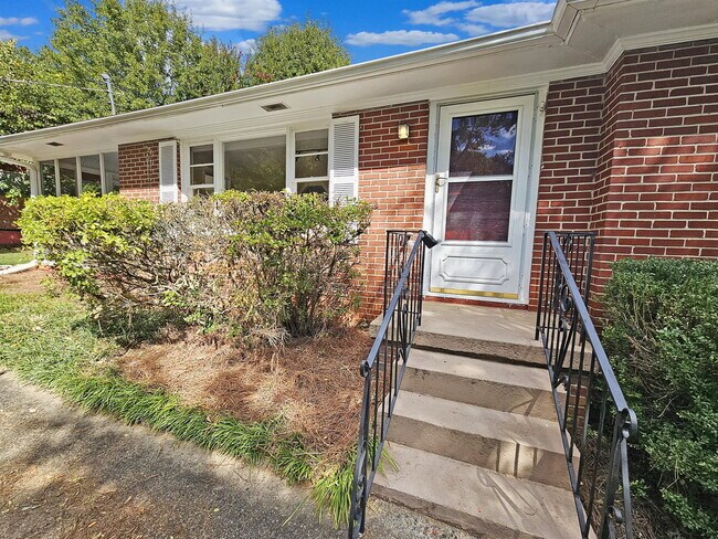 Building Photo - 605 Green Acres Rd