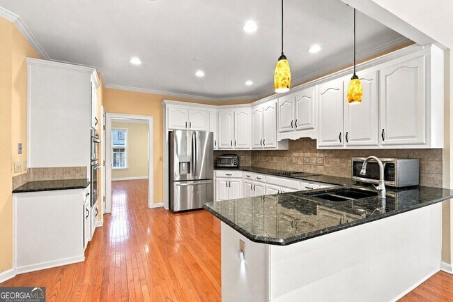 Building Photo - 3535 Claridge Dr NE