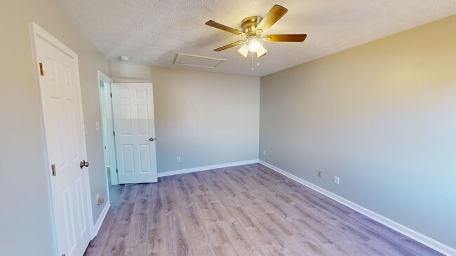 Building Photo - $500 off First Month's Rent! Fully Renovat...