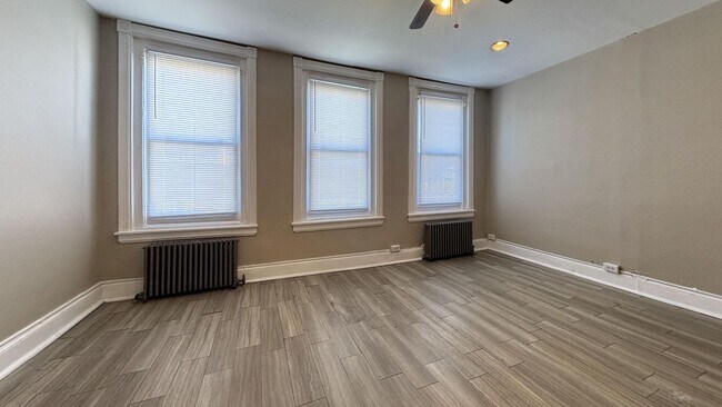 Building Photo - Bright & Practical 1BR/1BA on Lancaster Avenue