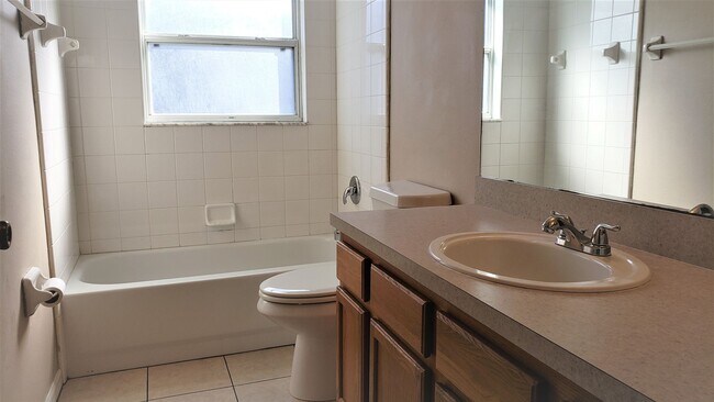 Building Photo - ~ 3/2 ~ Louisa Pointe ~ Crenshaw Circle ~ ...