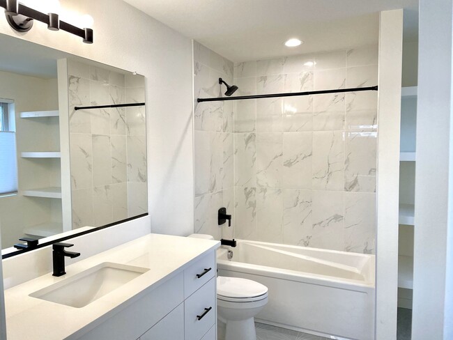 Building Photo - Beautiful townhouse with 2 en-suite bedroo...