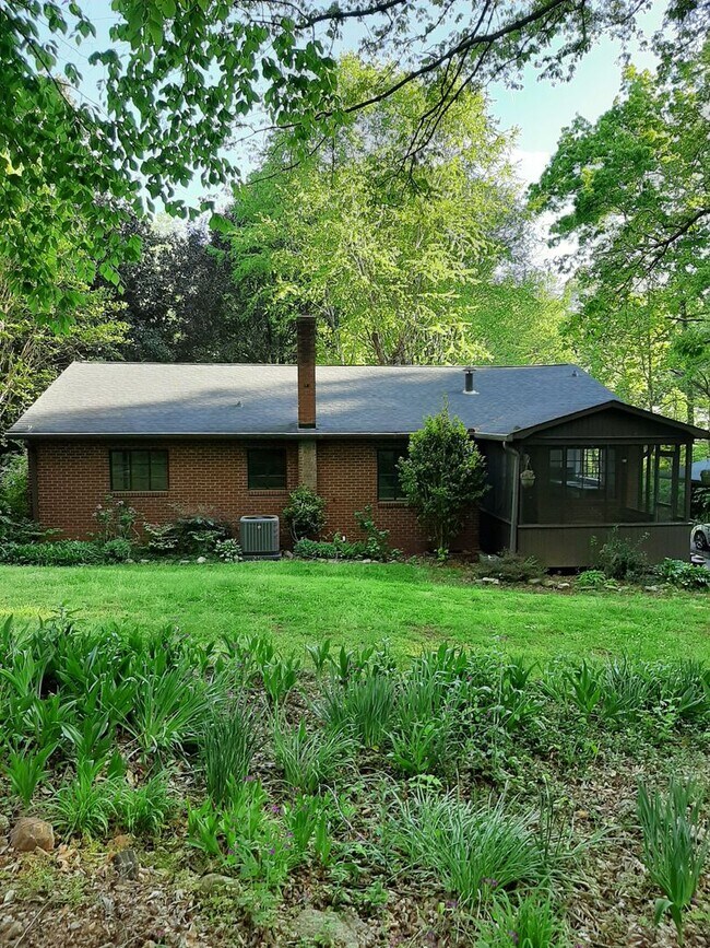 Building Photo - Ranch Home in Newton