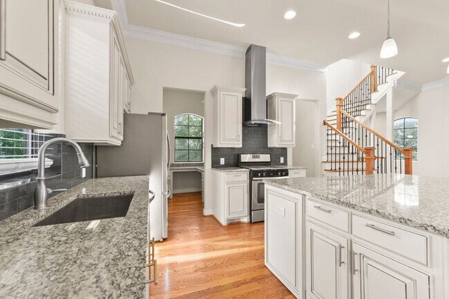 Building Photo - Elegant 3-Bedroom Home in Gated Inner Loop...