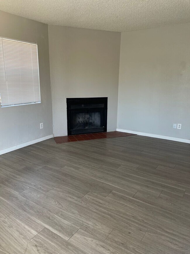 Building Photo - Lovely 2 Bedroom 1  Bath with Fireplace!