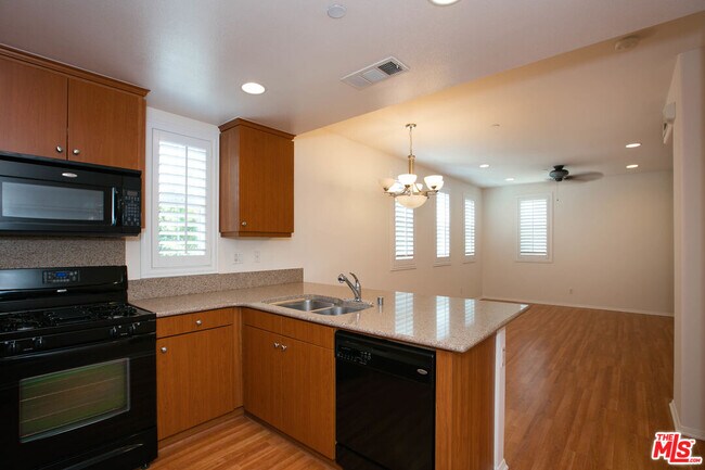 Building Photo - 720 S San Fernando Blvd