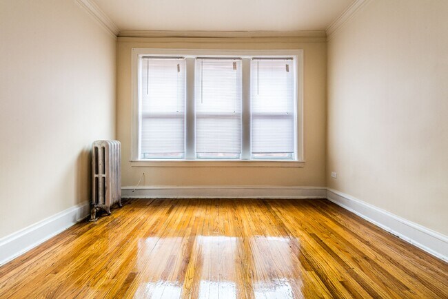 Building Photo - 212 E 69th Pl