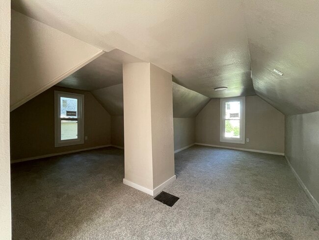 Building Photo - 812 42nd St