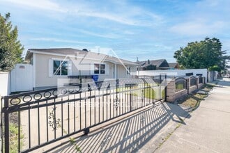 Building Photo - 920 E Elma St