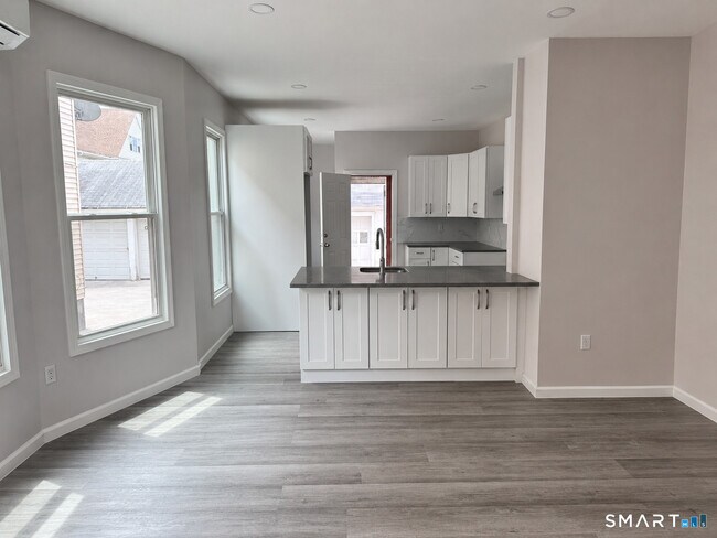 Building Photo - 139 Whitney Ave