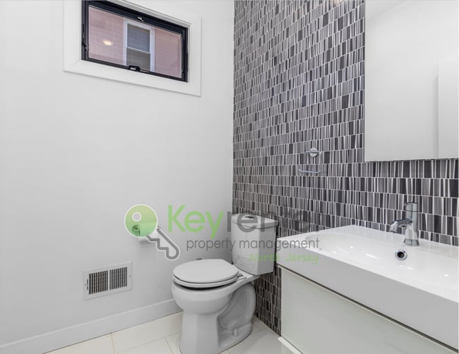Building Photo - Modern 4-Bedroom, 4-Bath Home – Luxury Liv...