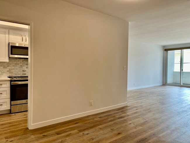 Building Photo - Recently Remodeled Spacious 1Bed/1Bath wit...