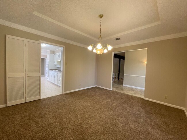 Building Photo - COMING SOON 3 BEDROOM 2.5 BATH SPACIOUS HO...