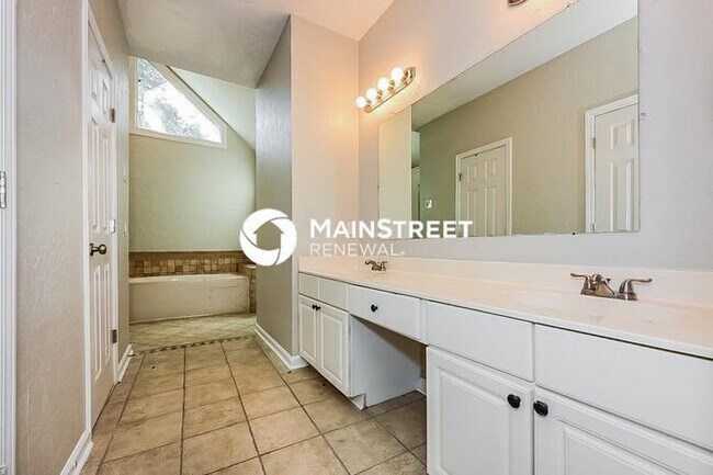 Building Photo - 5 Bedroom Pet-Friendly Home in Fayetteville, GA with Main Street Renewal