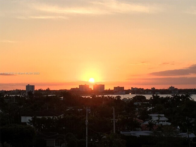 Building Photo - 10000 W Bay Harbor Dr