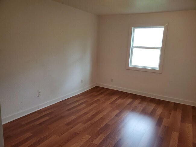 Building Photo - 319 Woodford Ave