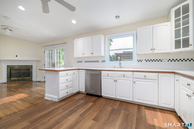 Building Photo - 18 Elm Tree Pl