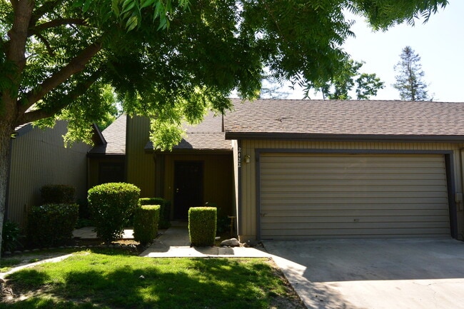 Building Photo - Eastbrook Condo