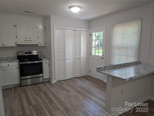 Building Photo - 6542 Rosecran Dr