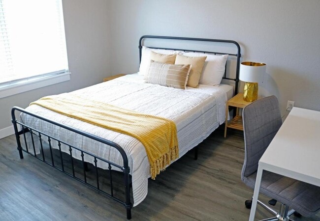 Building Photo - 620 W 5th St