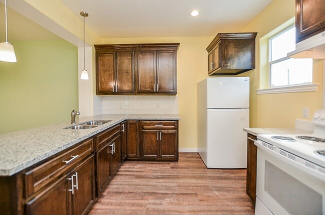 Building Photo - 239 Broadhurst